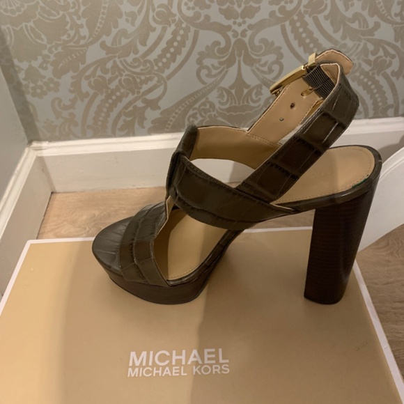 Platform sandal - Picture 2 of 2